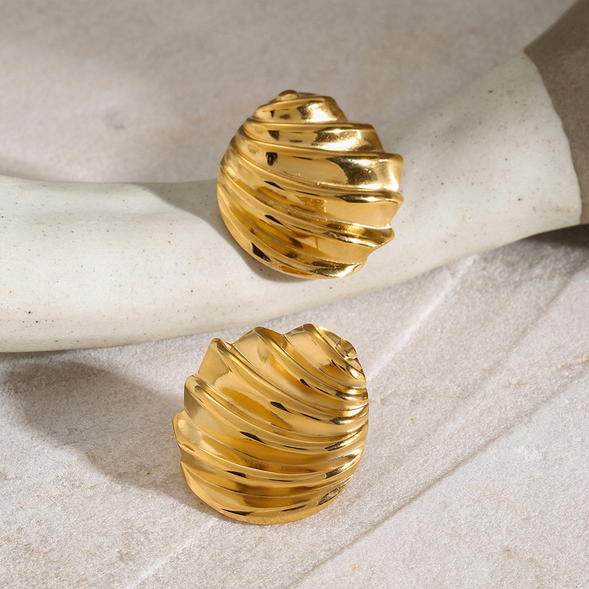 Ohrstecker in Muschelform aus Edelstahl