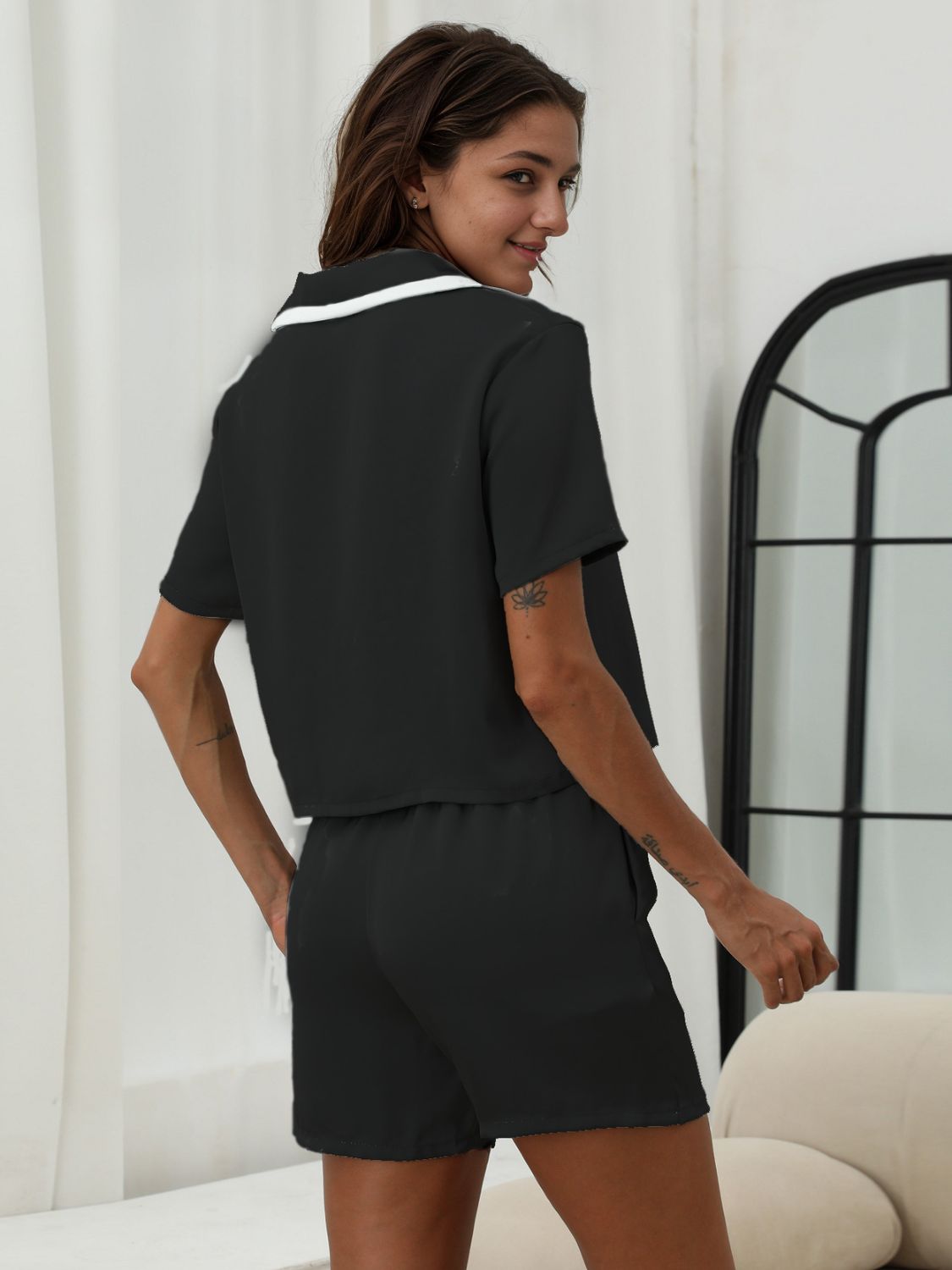 Lounge-Set mit kurzärmligem Oberteil und Shorts mit Knopfleiste