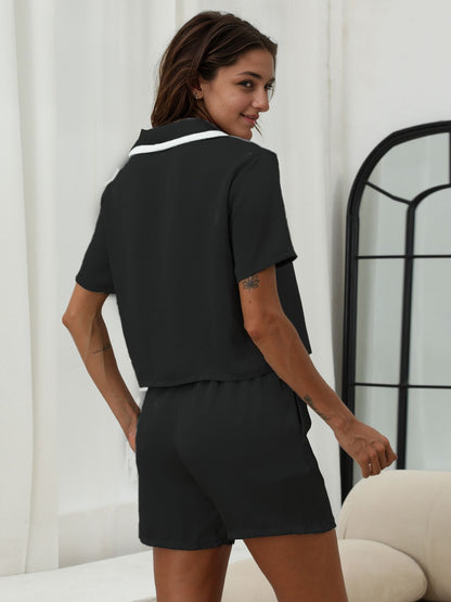 Lounge-Set mit kurzärmligem Oberteil und Shorts mit Knopfleiste