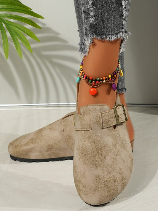 Slipper mit runder Zehenpartie und Schnalle