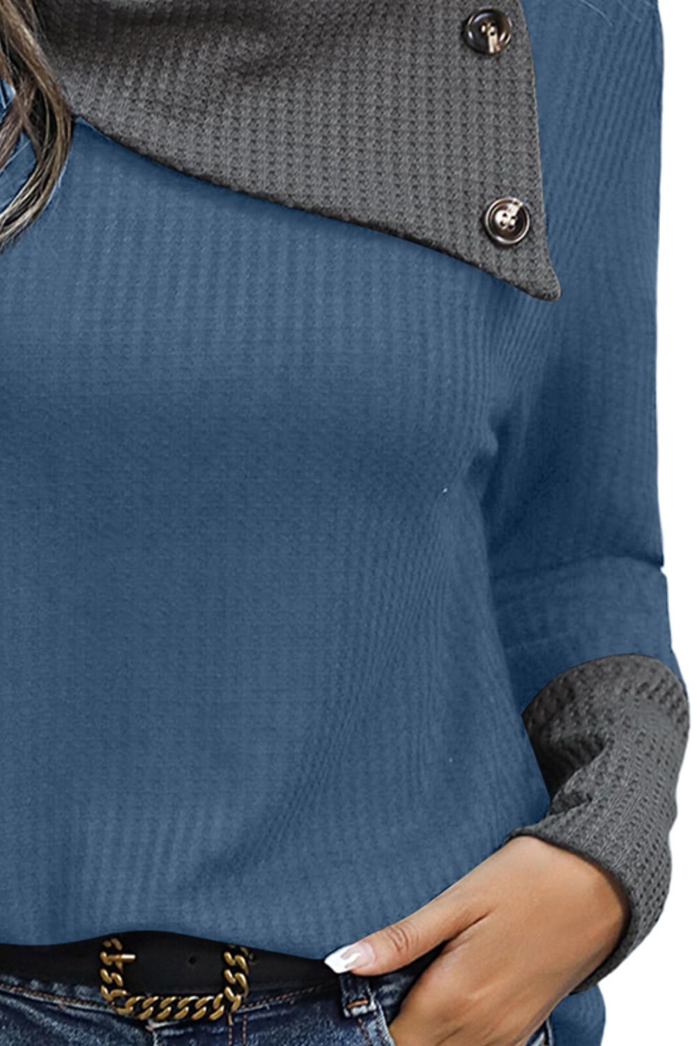 Langärmlige Bluse mit dekorativen Knöpfen