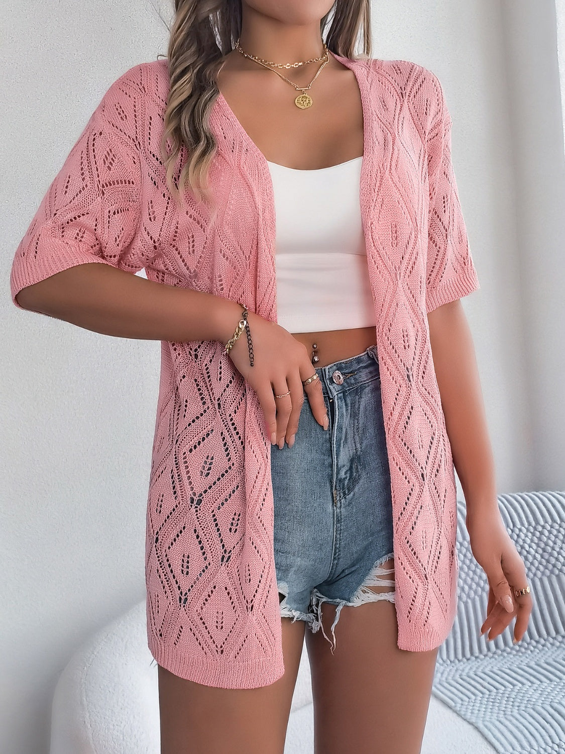 Durchbrochene Strickjacke mit halblangen Ärmeln und offener Vorderseite