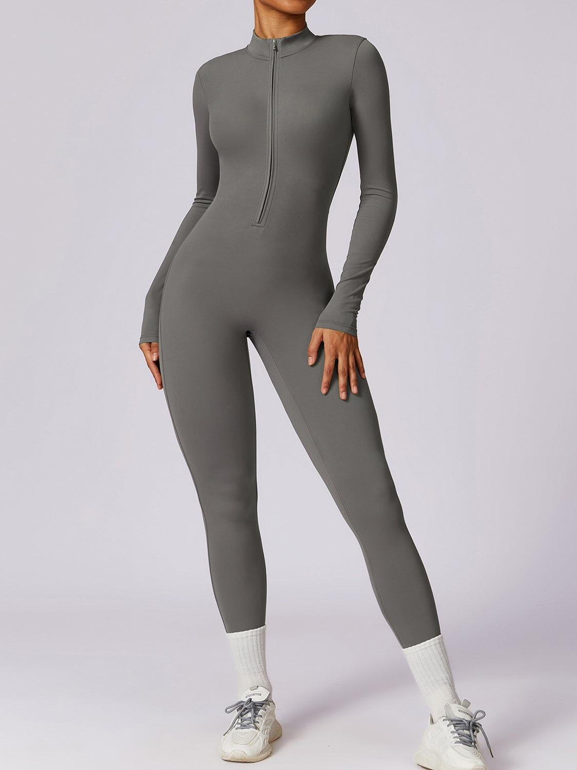 Jumpsuit mit Stehkragen und langen Ärmeln und Reißverschluss