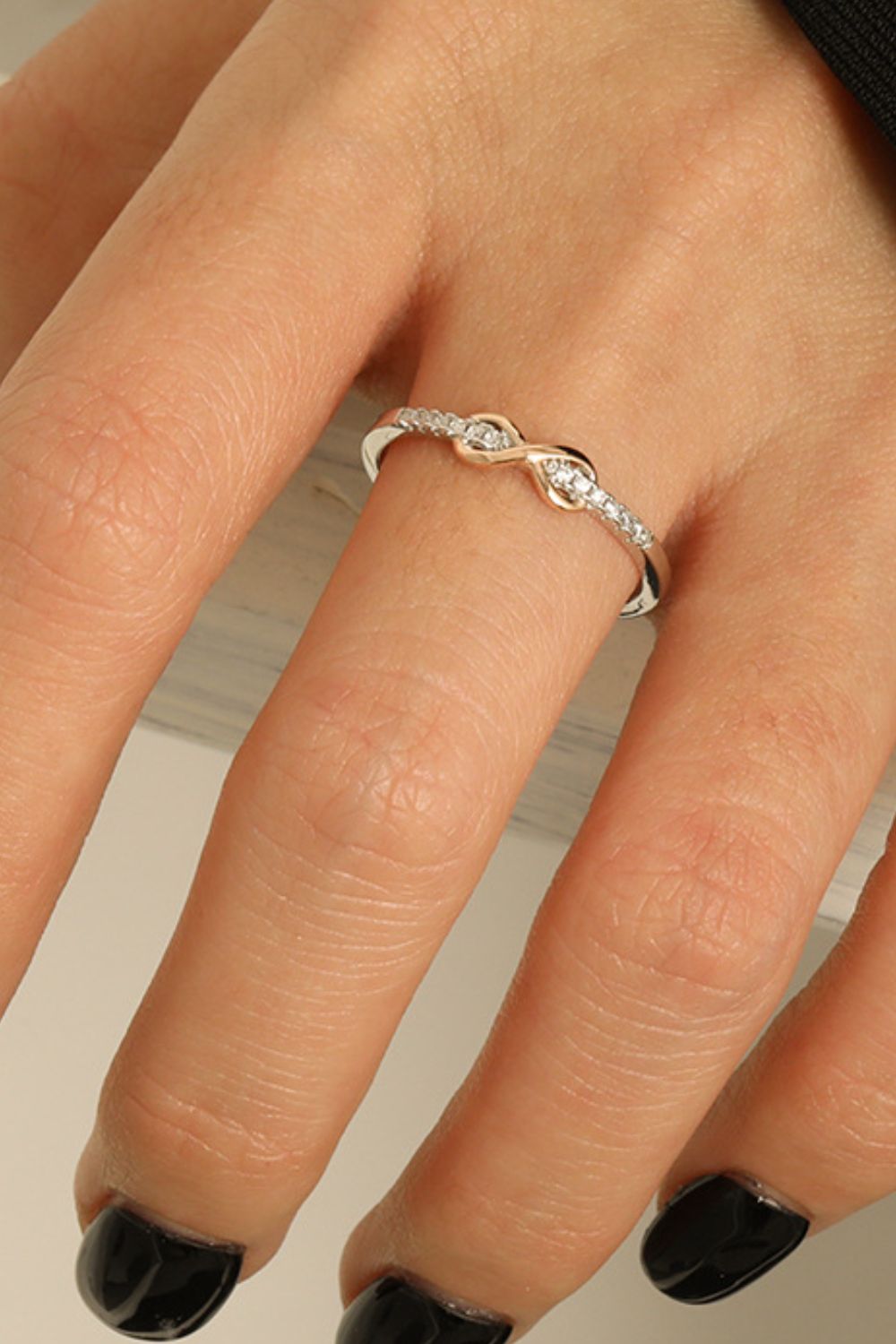 Ring mit Unendlichkeitssymbol und eingelegtem Zirkonia in 925er Sterlingsilber