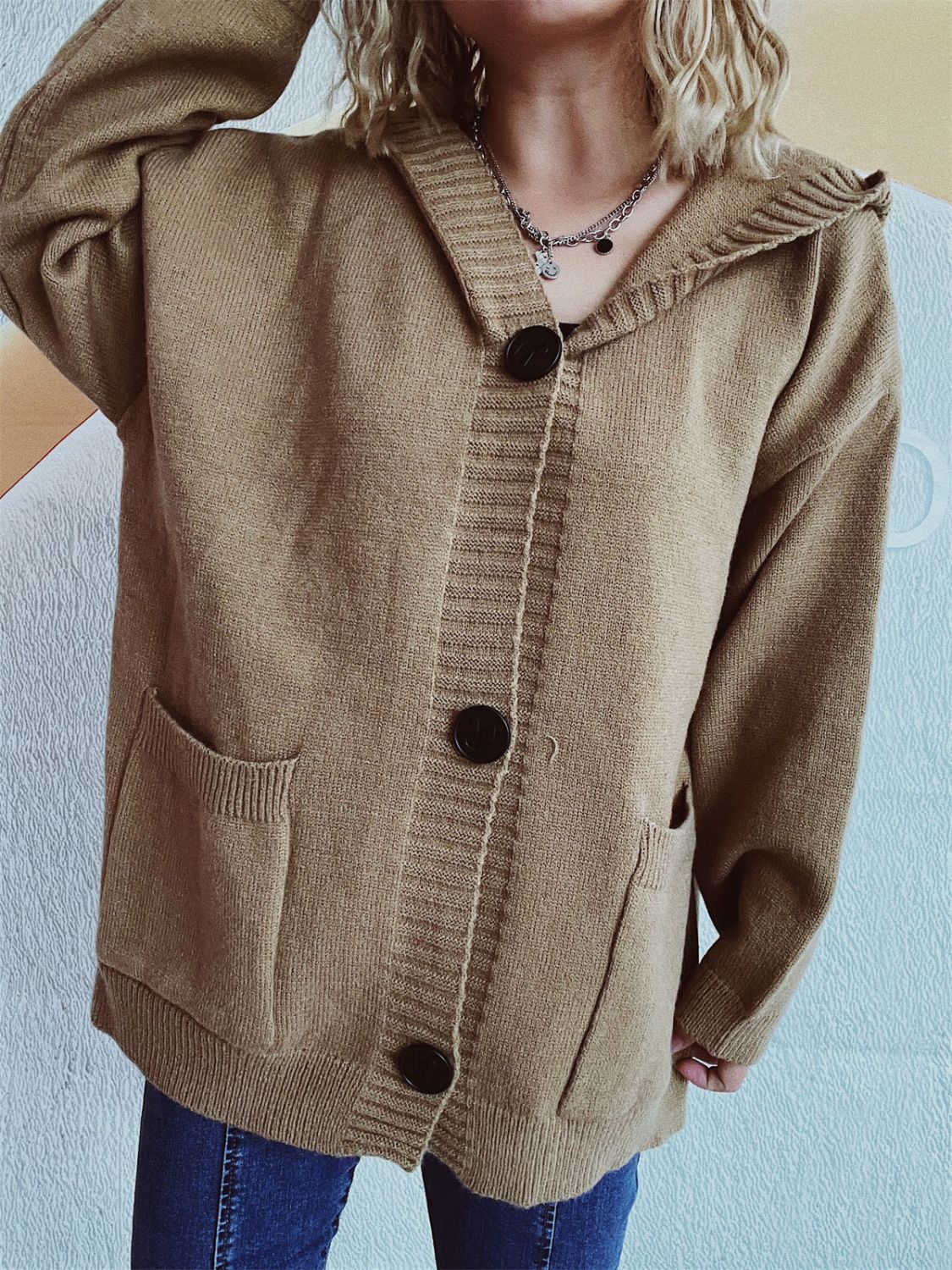 Strickjacke mit Kapuze und überschnittenen Schultern