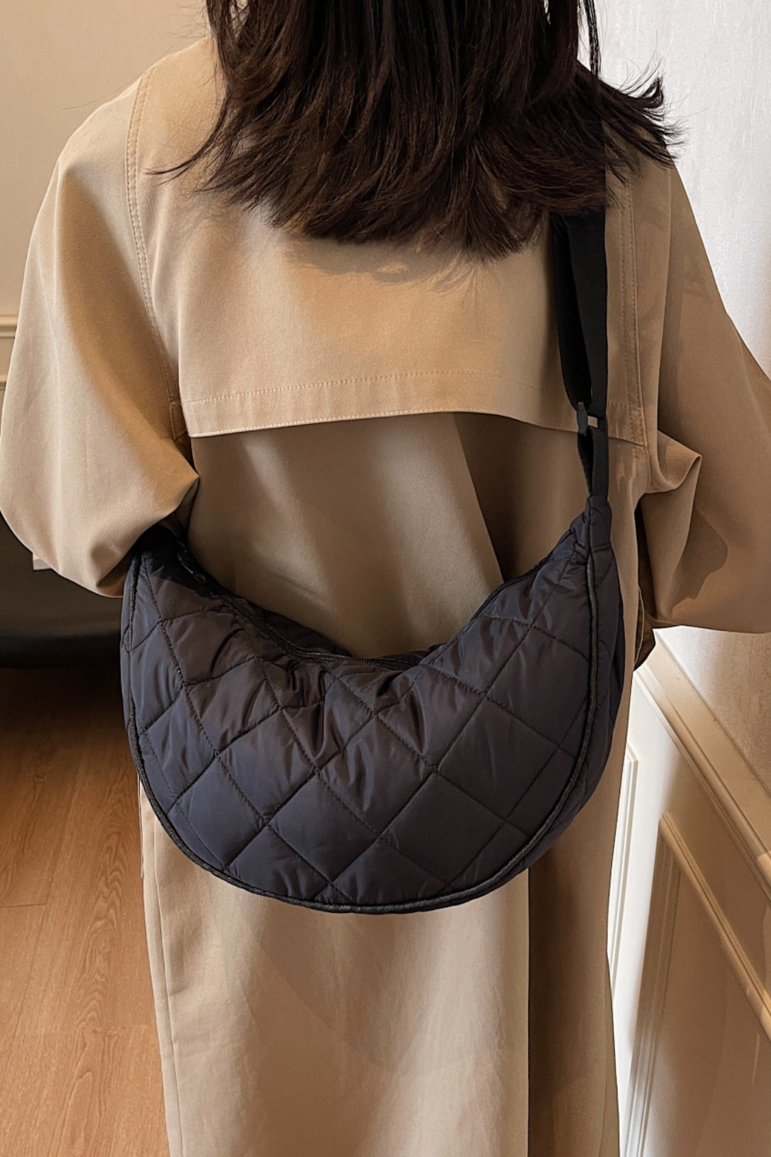 Umhängetasche mit Karomuster, gestepptem und verstellbarem Riemen