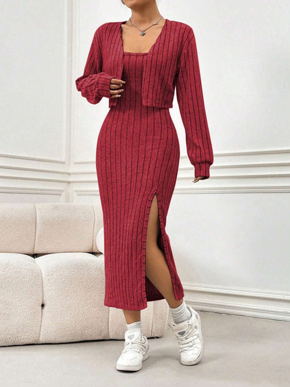Set aus gerippter, langärmliger, kurzer Strickjacke und Camisole-Kleid mit Schlitz