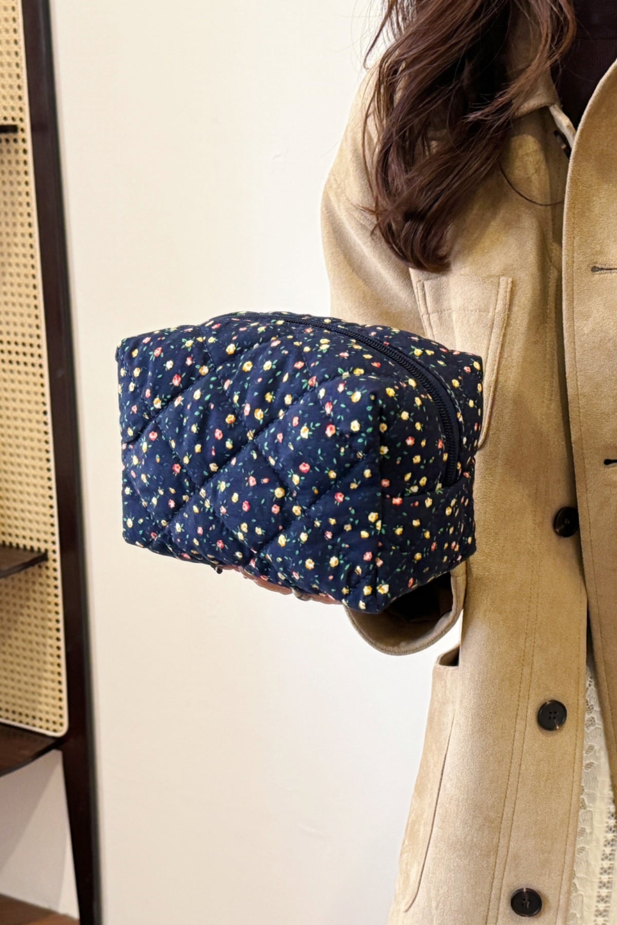 Clutch mit Blumenmuster und gestepptem Karofutter