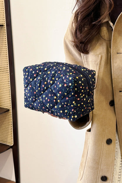 Clutch mit Blumenmuster und gestepptem Karofutter