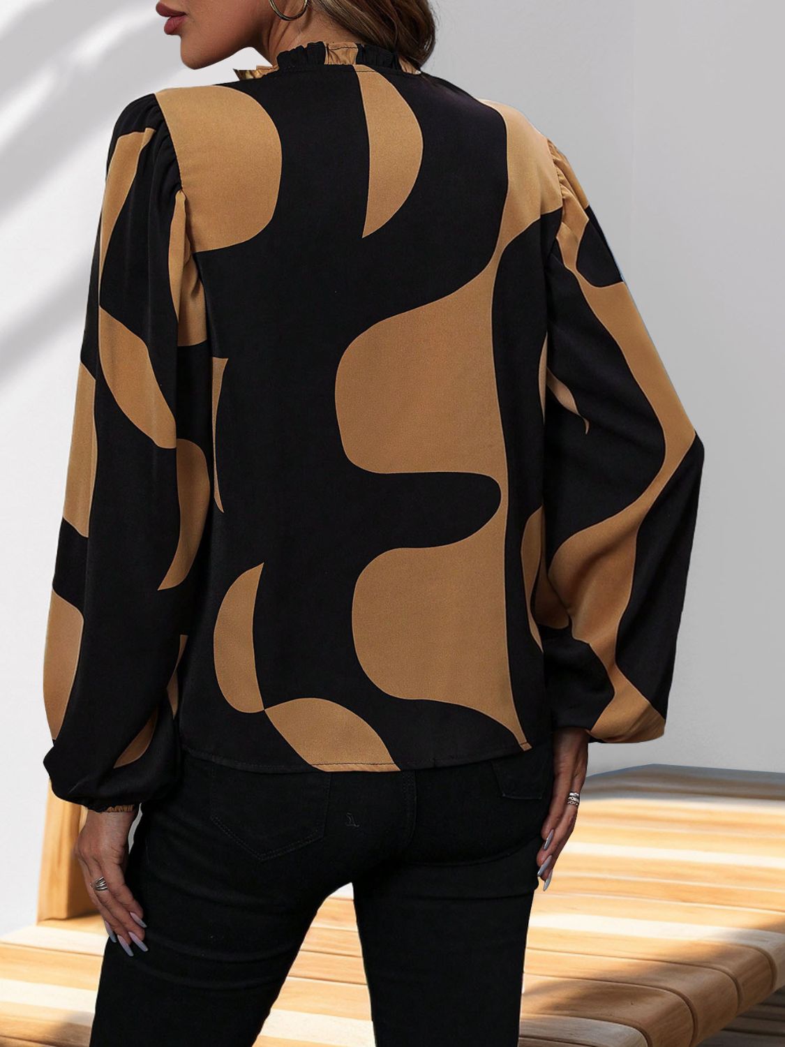 Langärmlige Bluse mit Rüschen und Kerben