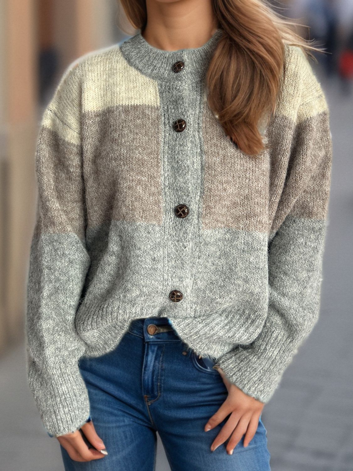 Strickjacke mit Rundhalsausschnitt und Knopfleiste in Farbblock-Optik