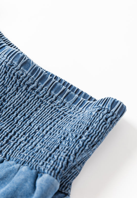 Gesmoktes Jeanskleid mit weitem Bein