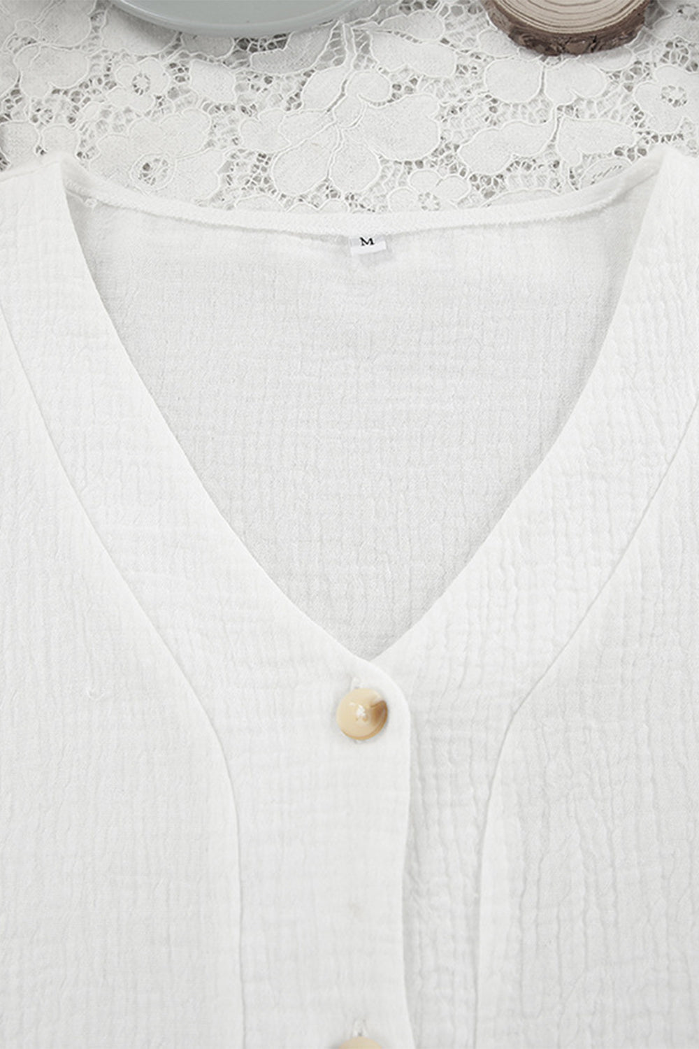 Atmungsaktives Set aus langärmligem Oberteil und Hose mit V-Ausschnitt und Rüschen