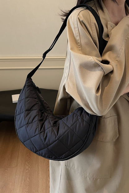 Umhängetasche mit Karomuster, gestepptem und verstellbarem Riemen