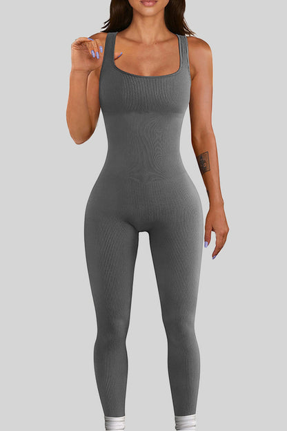 Jumpsuit mit eckigem Ausschnitt und breiten Trägern