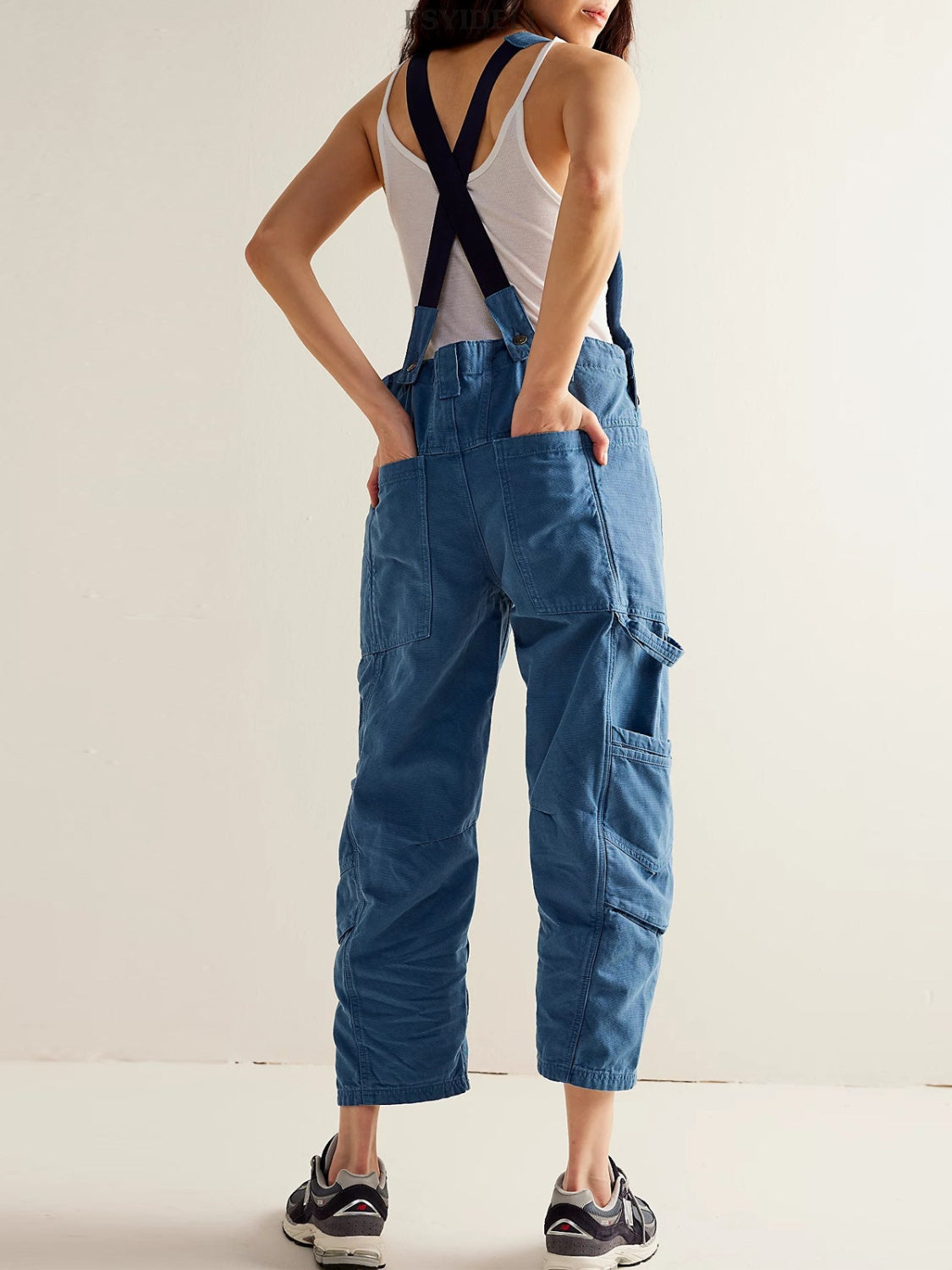 Jeans-Overall mit breiten Trägern und Taschen