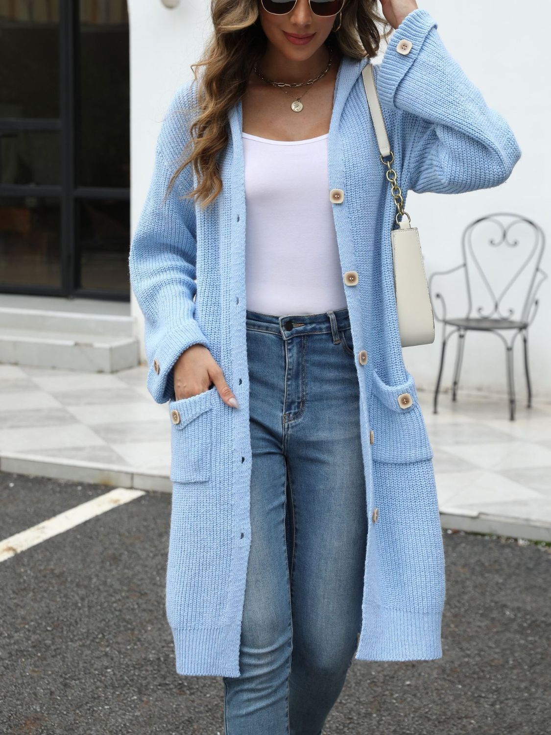 Langärmlige Strickjacke mit Kapuze und Taschen zum Knöpfen