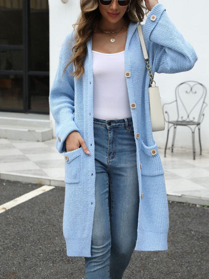 Langärmlige Strickjacke mit Kapuze und Taschen zum Knöpfen