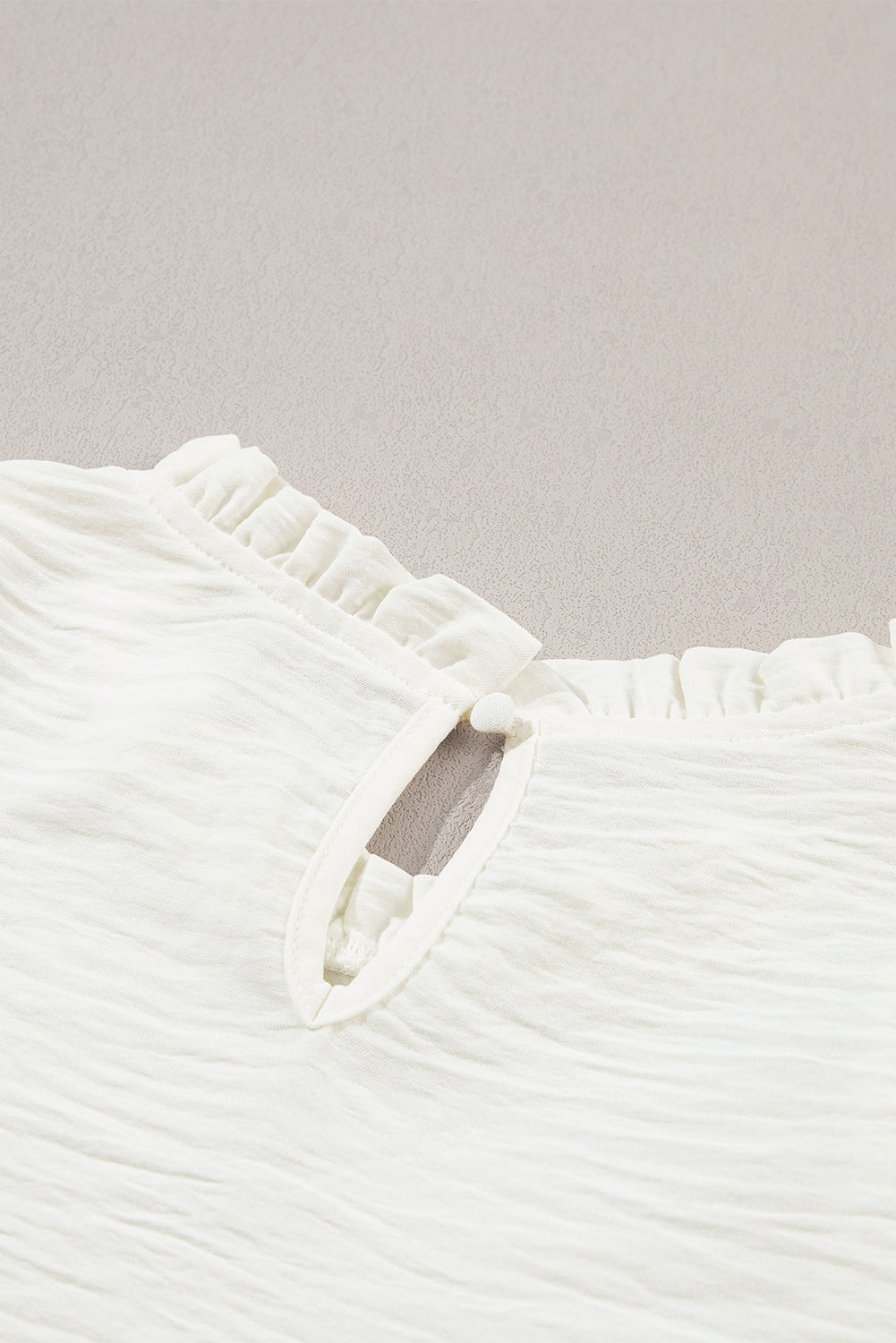 Bluse mit Stehkragen, Rüschen und Ballonärmeln