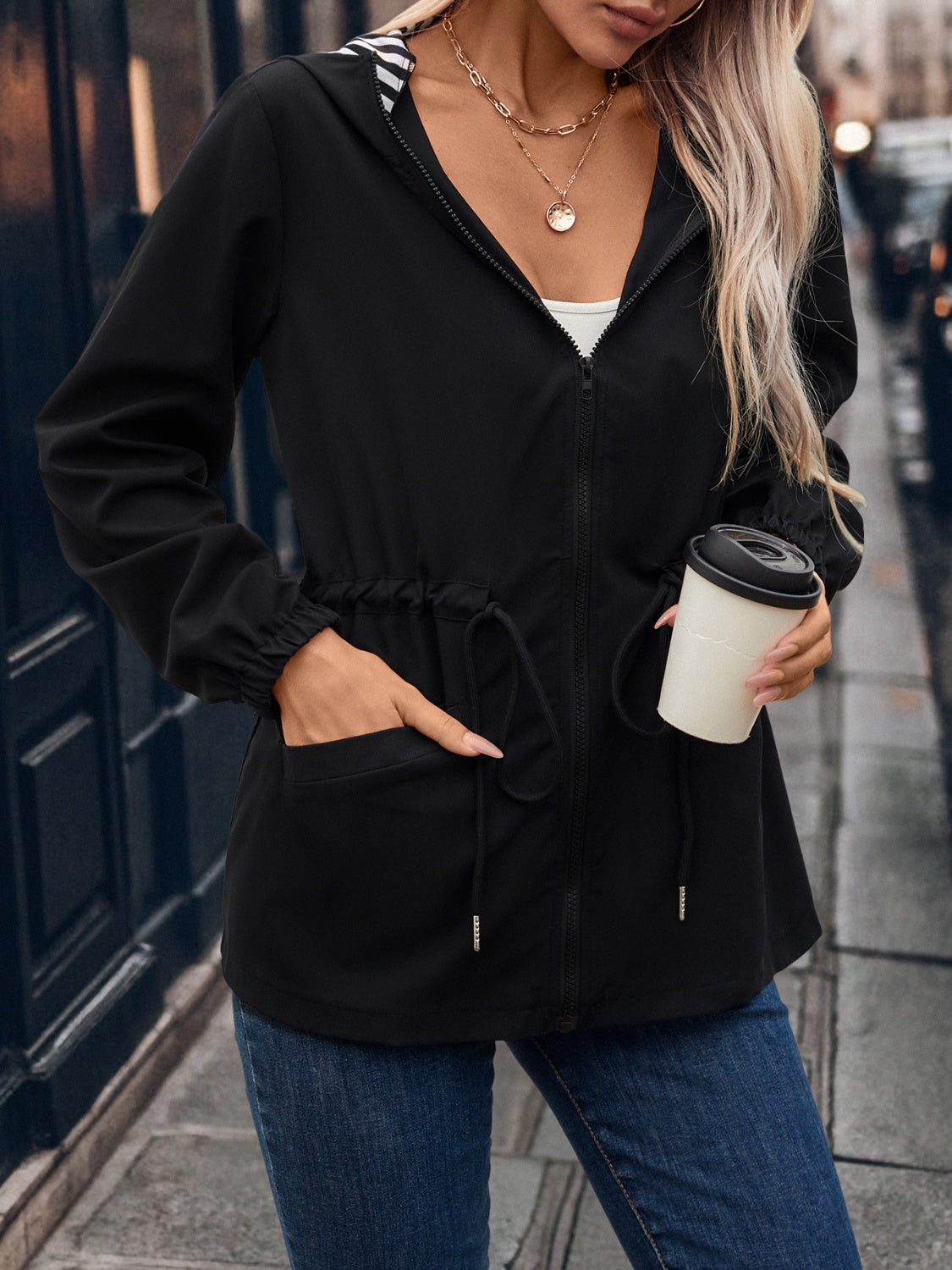 Kapuzenjacke mit Kordelzug, Reißverschluss und Taschen