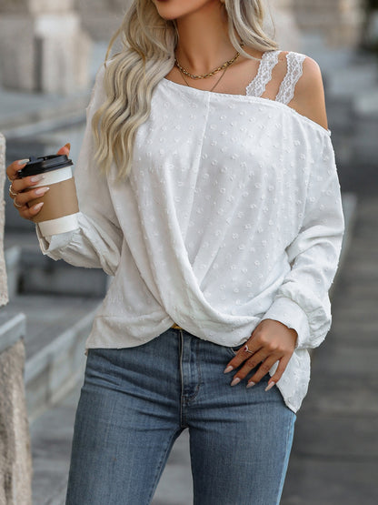 Blusa con cuello asimétrico y lunares suizos