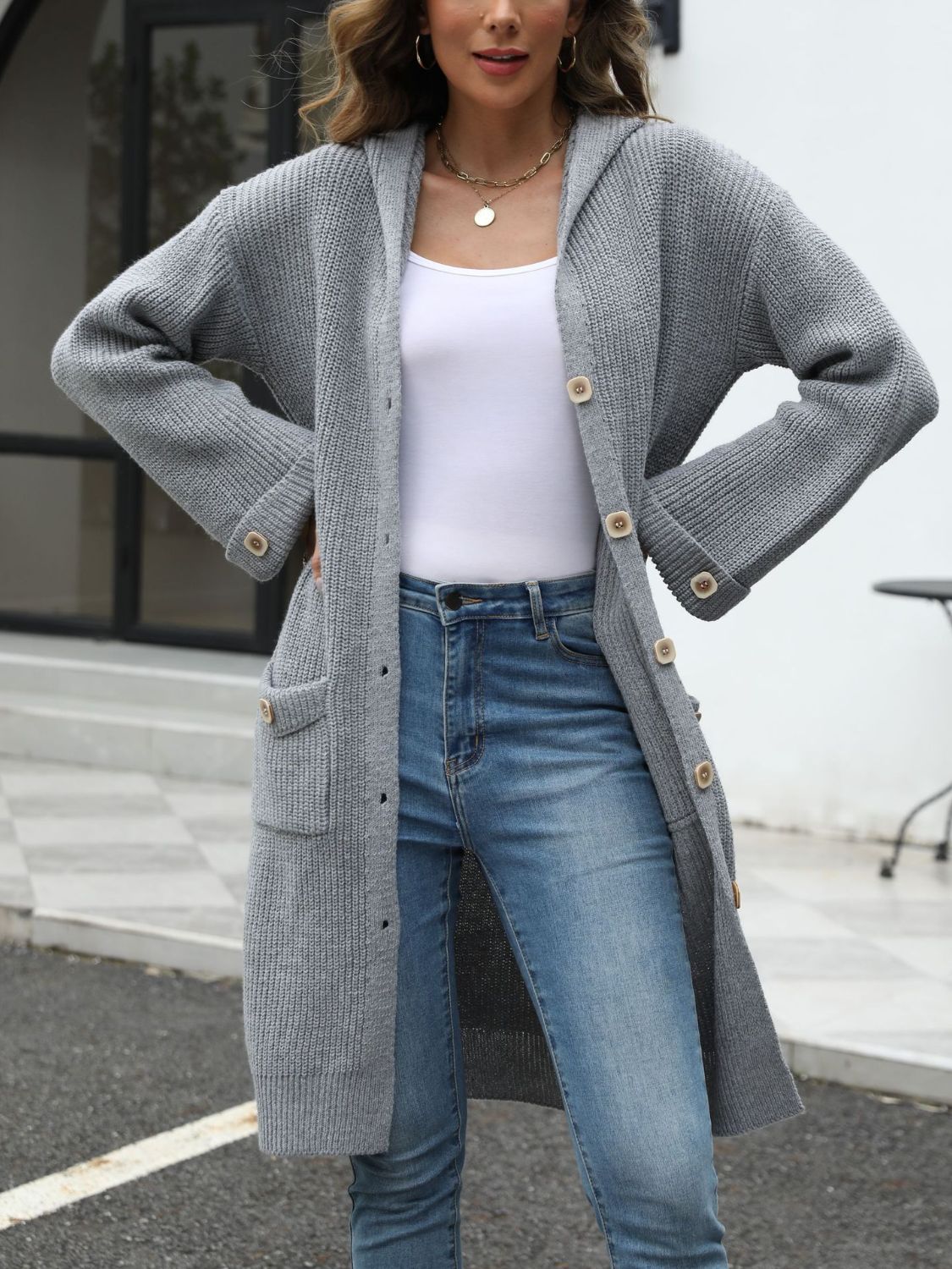 Langärmlige Strickjacke mit Kapuze und Taschen zum Knöpfen