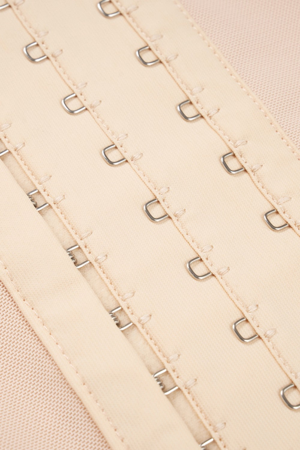 Formender Bodysuit in voller Größe mit Haken- und Ösen-Spitzenbesatz