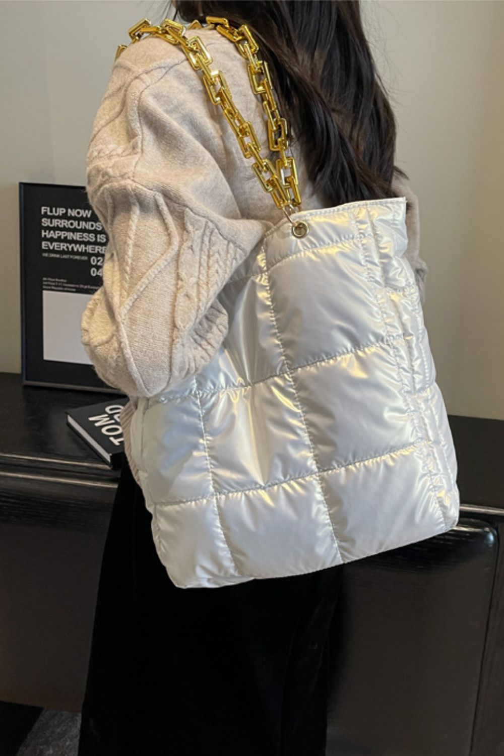 Handtasche mit Kettendetail und Blasenstruktur