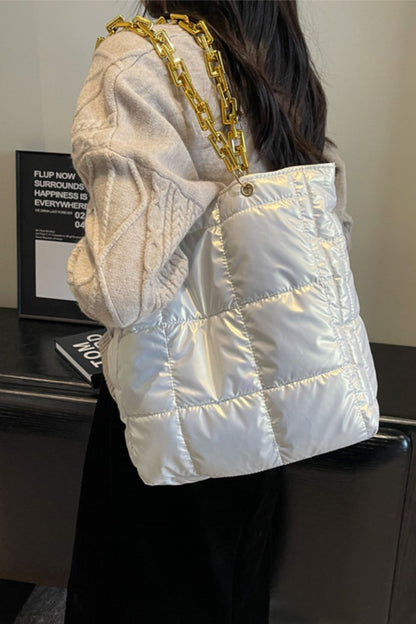 Handtasche mit Kettendetail und Blasenstruktur