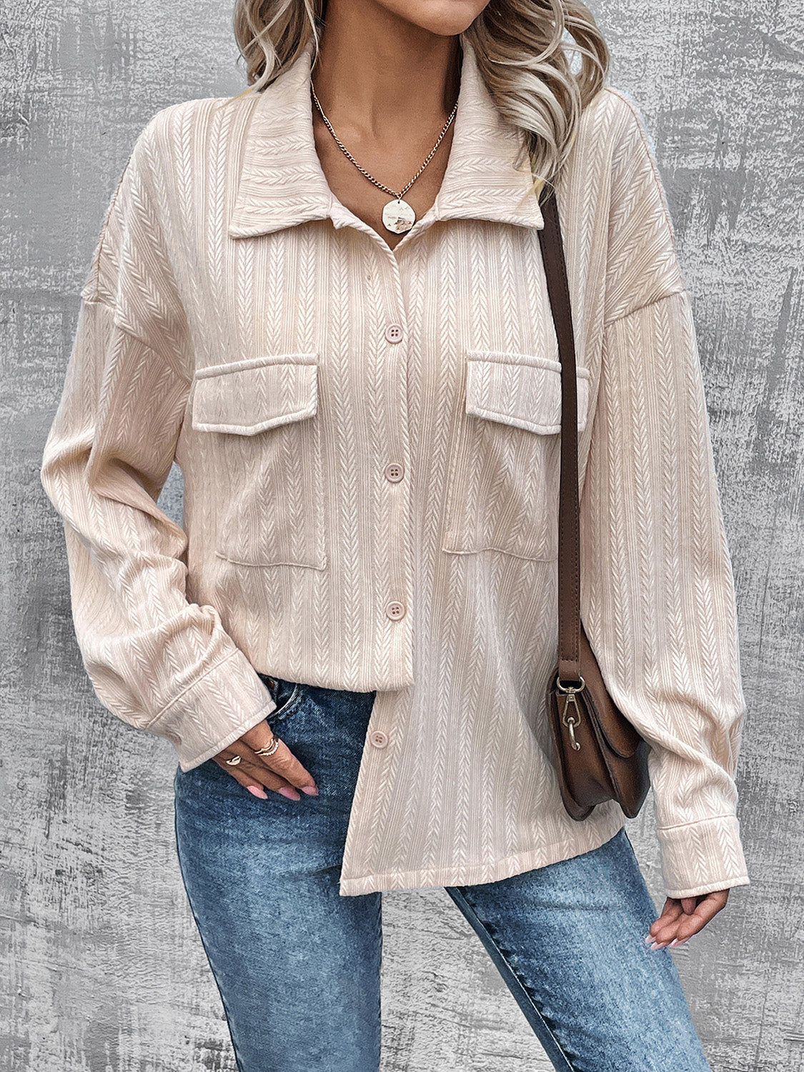 Jacke mit Taschen und Knöpfen und überschnittenen Schultern