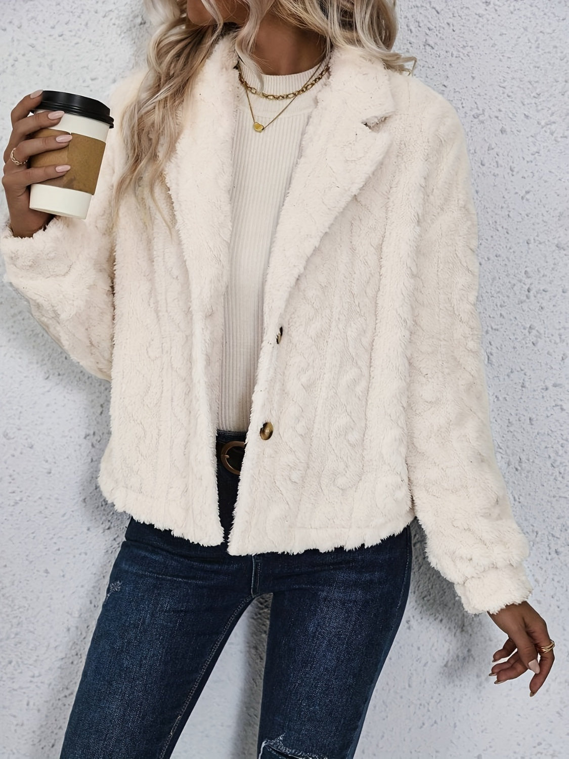 Flauschige Jacke mit Knopfleiste und Kragen