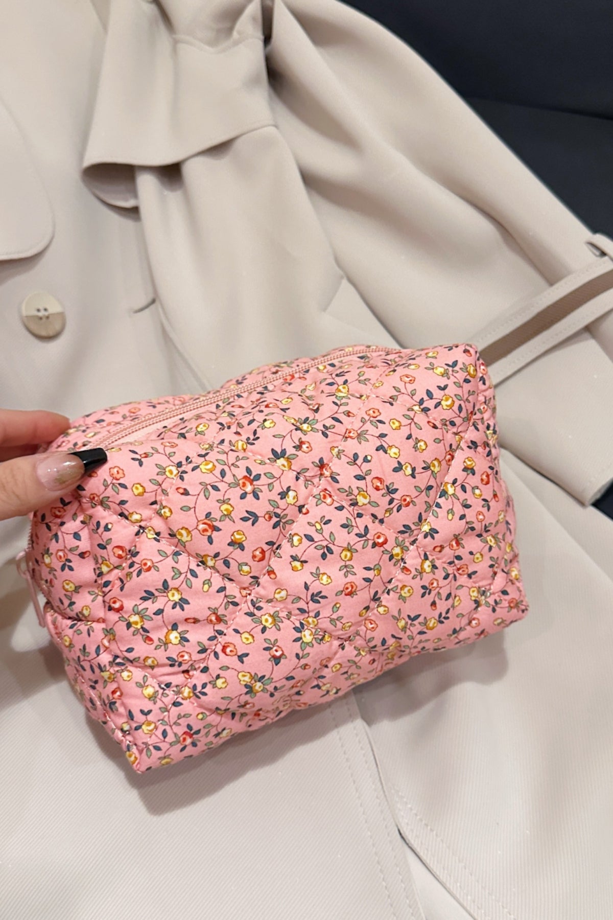 Clutch mit Blumenmuster und gestepptem Karofutter