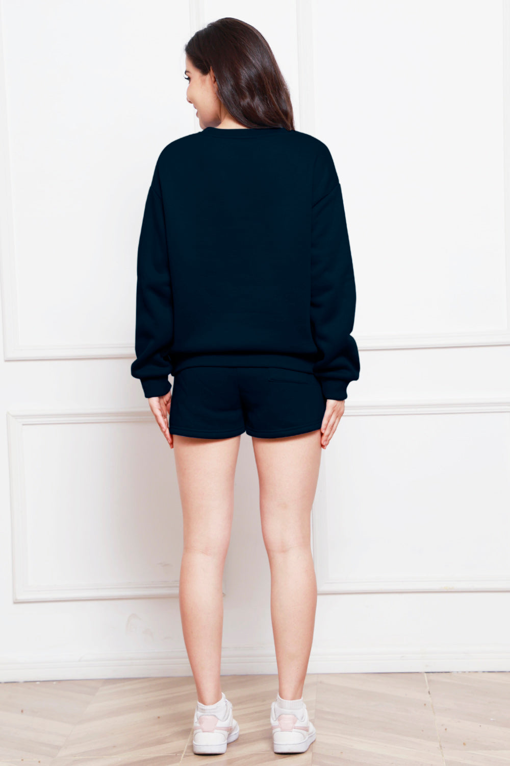 Set aus langärmligem Sweatshirt mit Rundhalsausschnitt und Shorts mit Kordelzug