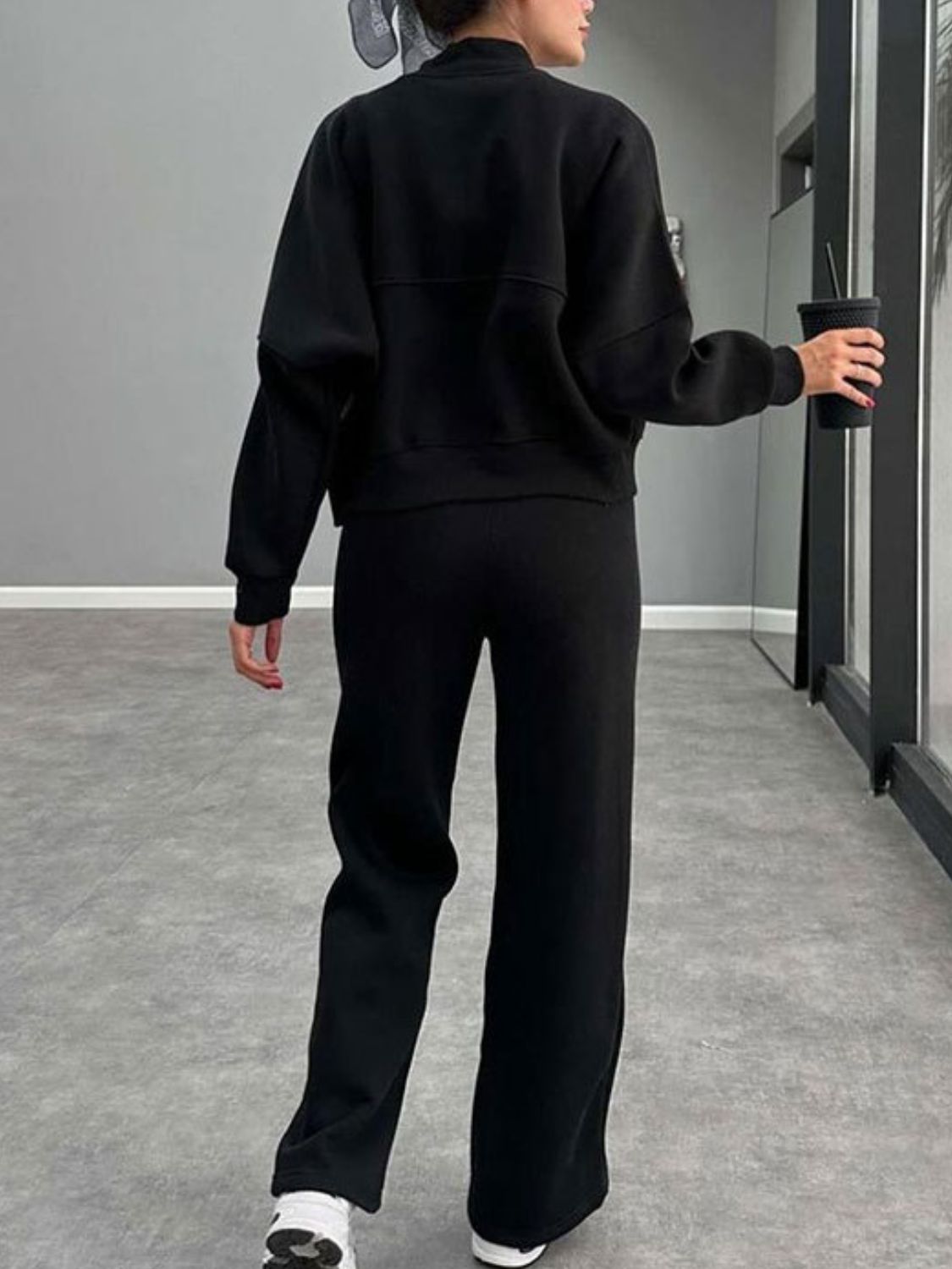 Set aus Oberbekleidung mit Baseballkragen und Reißverschluss und Hose mit Kordelzug