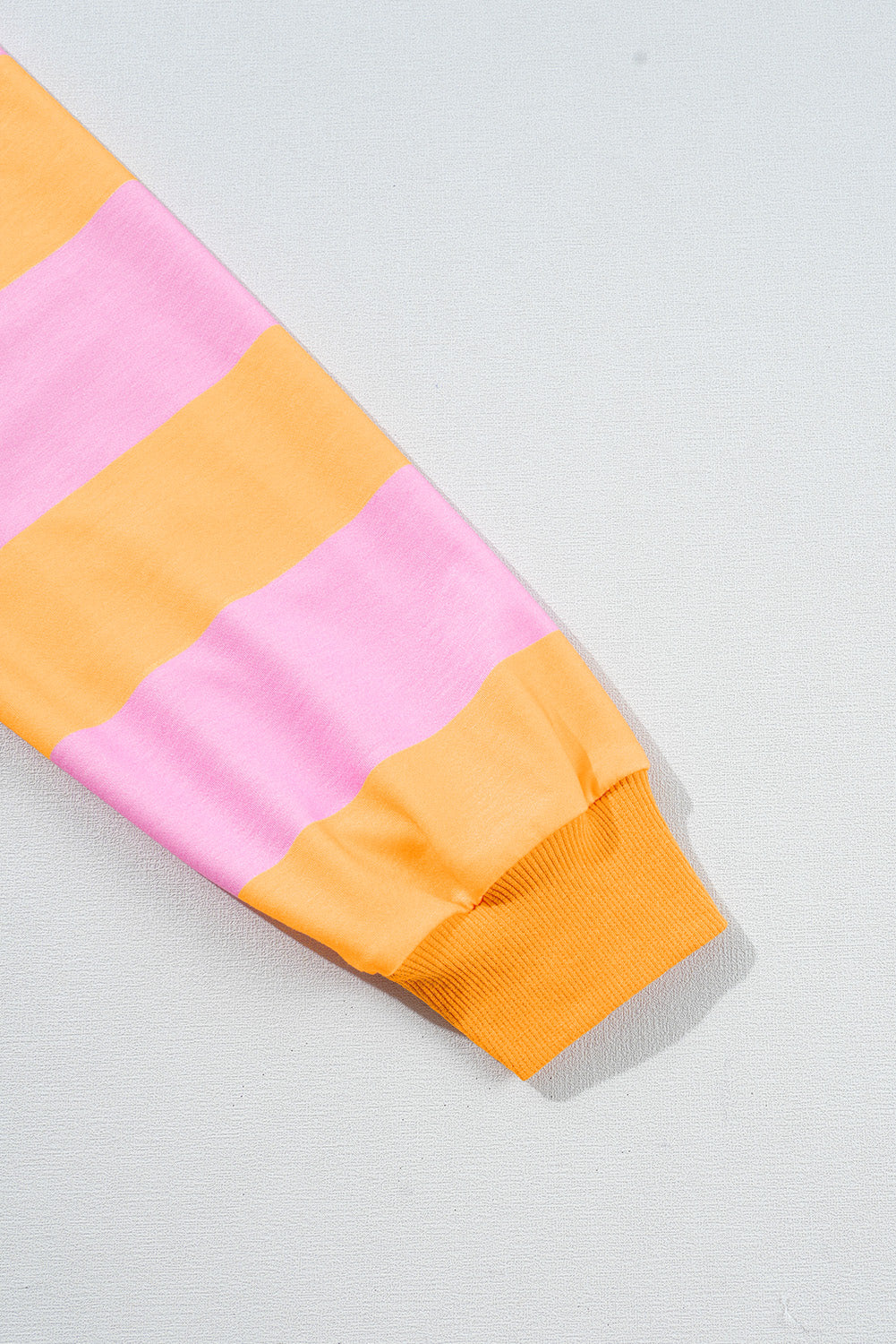 Sweatshirt mit kontrastierenden Streifen und Kragen