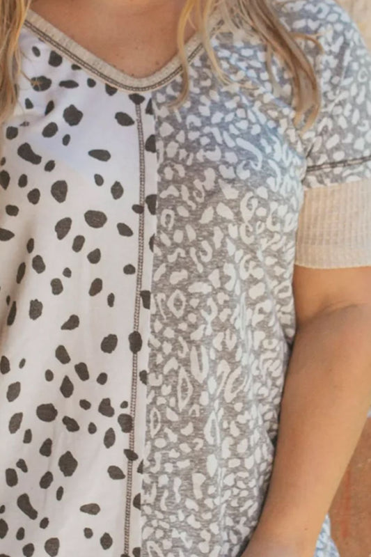 Kurzärmliges T-Shirt mit V-Ausschnitt und Leopardenmuster in Übergröße