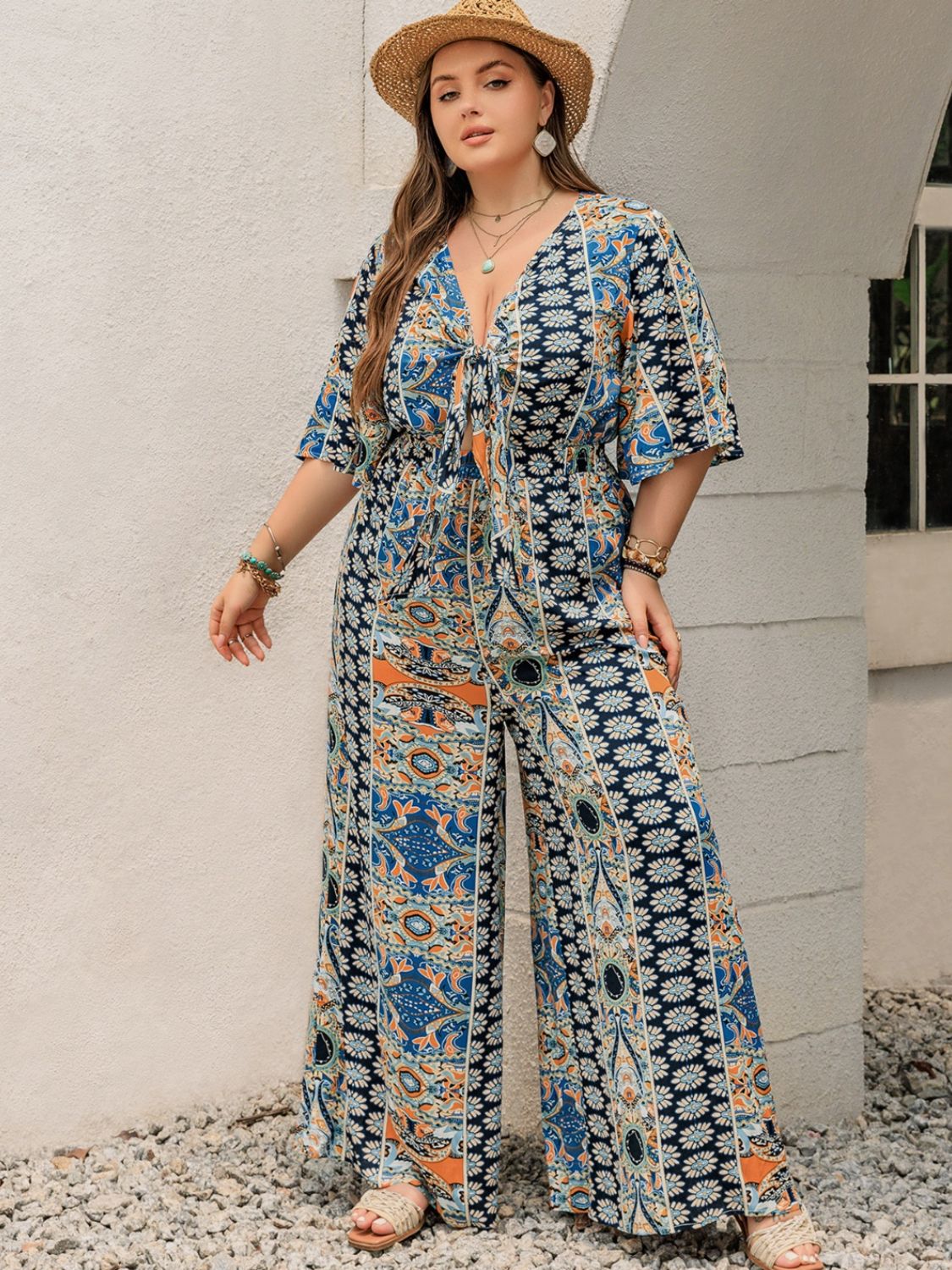 Bedruckter Jumpsuit mit halblangen Ärmeln und weitem Bein in Übergröße