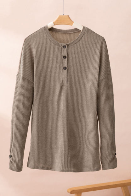 Strickoberteil mit Viertelknopfleiste, Rundhalsausschnitt und überschnittener Schulter