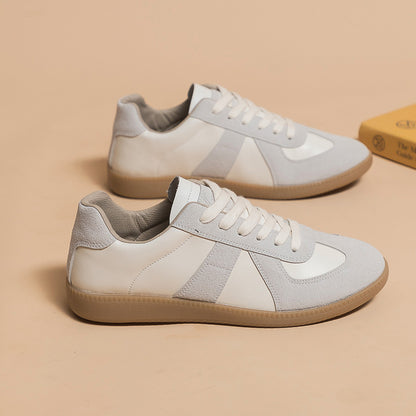 Sneakers mit runder Spitze und Schnürung