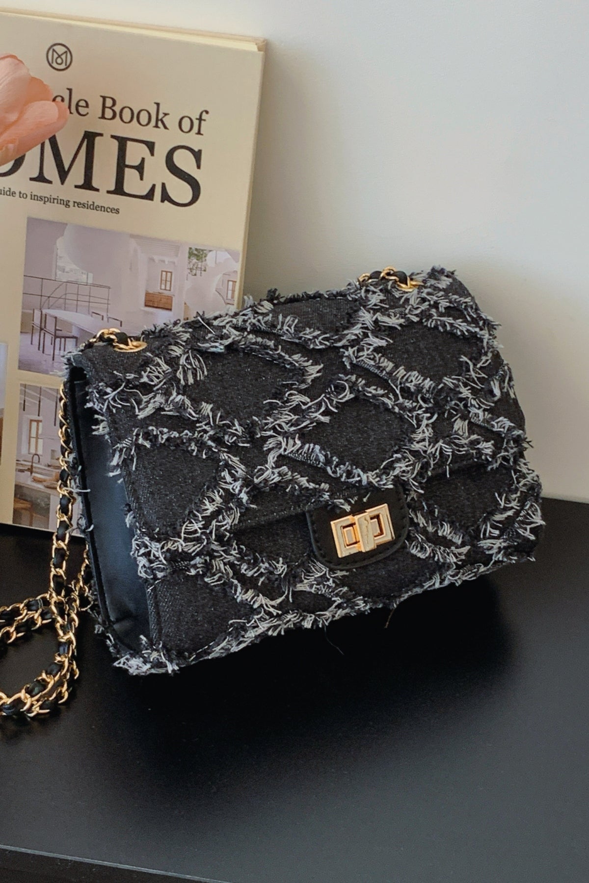 Umhängetasche aus Denim mit ungesäumtem Saum