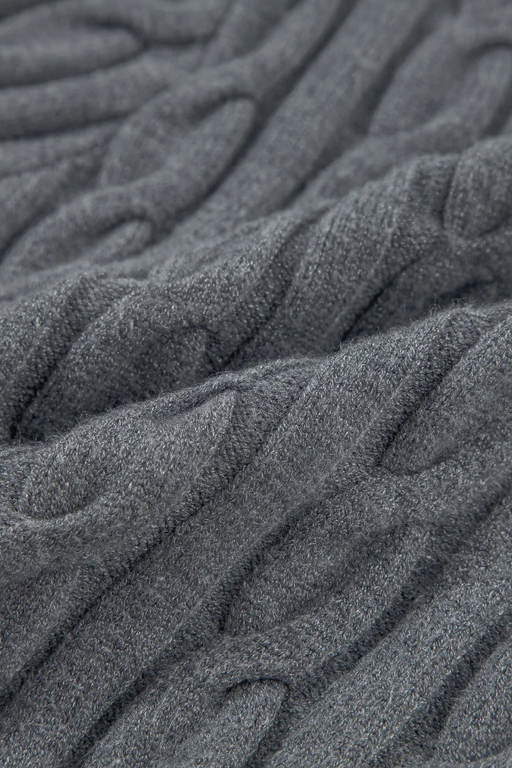 Langärmliger Pullover mit V-Ausschnitt und Zopfmuster