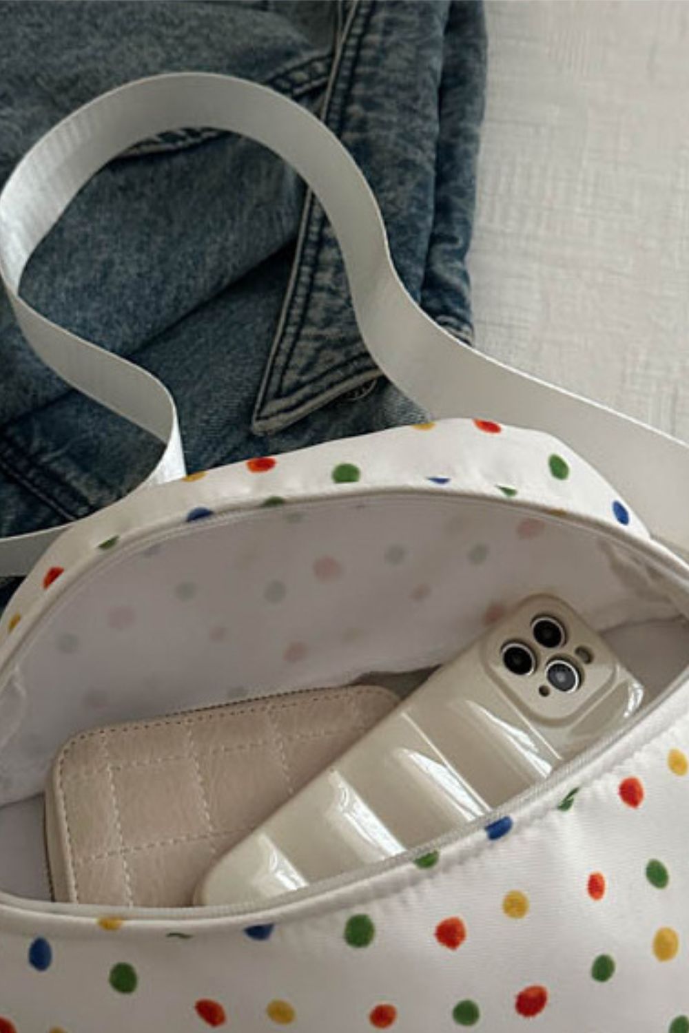 Umhängetasche mit kontrastierenden Punkten