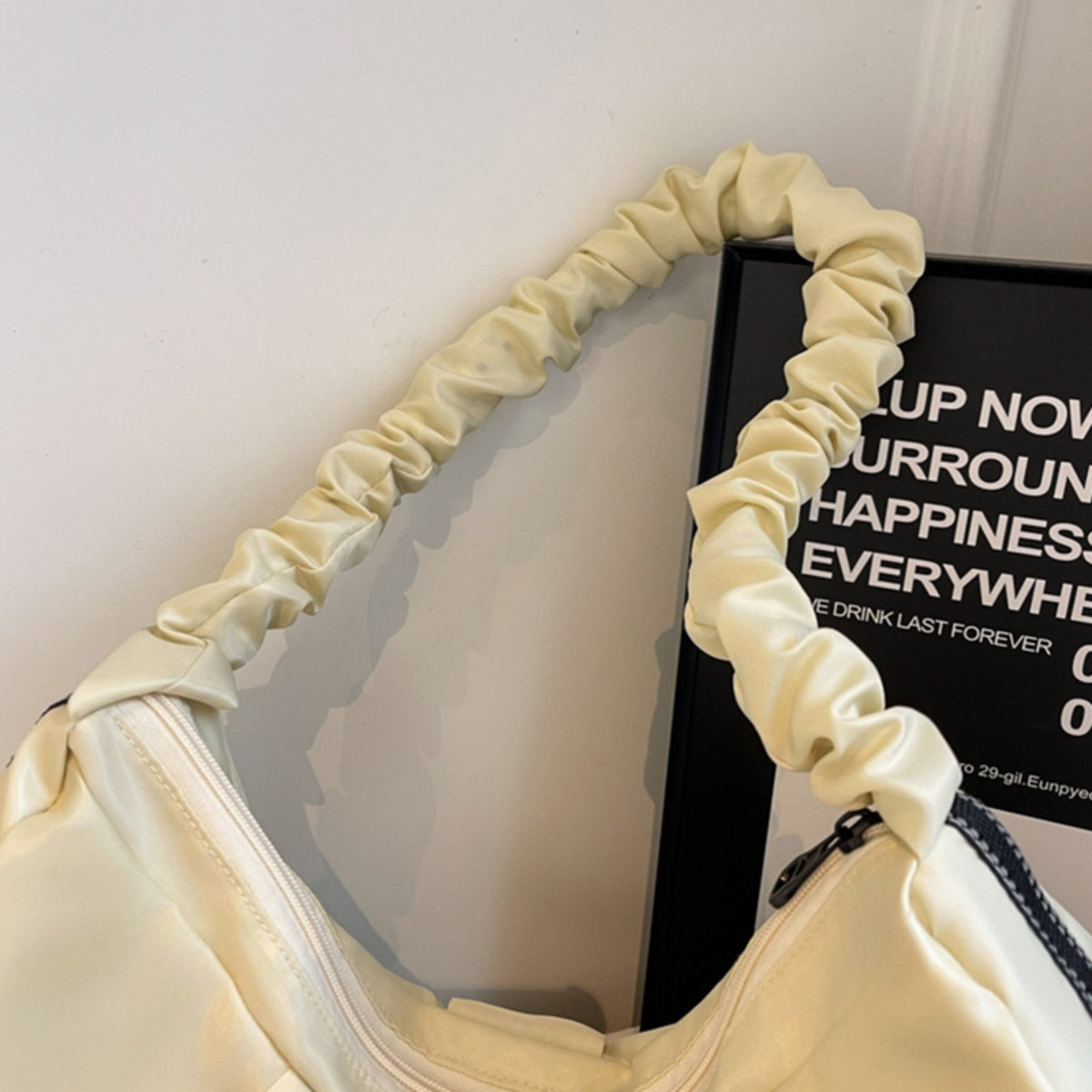 Große Tragetasche mit Rüschen