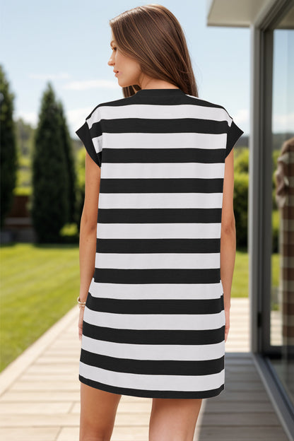 Gestreiftes Minikleid mit Rundhalsausschnitt und Flügelärmeln