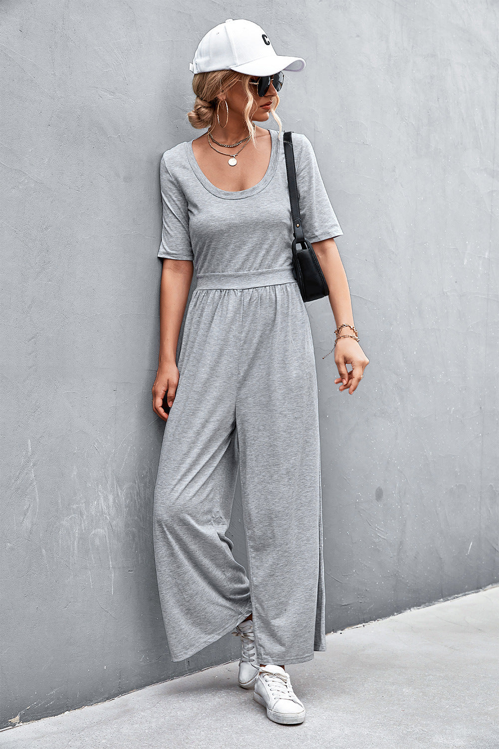 Jumpsuit mit U-Ausschnitt, halblangen Ärmeln und weitem Bein