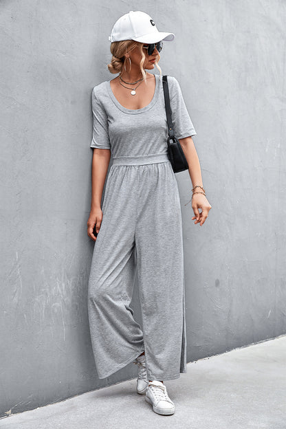 Jumpsuit mit U-Ausschnitt, halblangen Ärmeln und weitem Bein