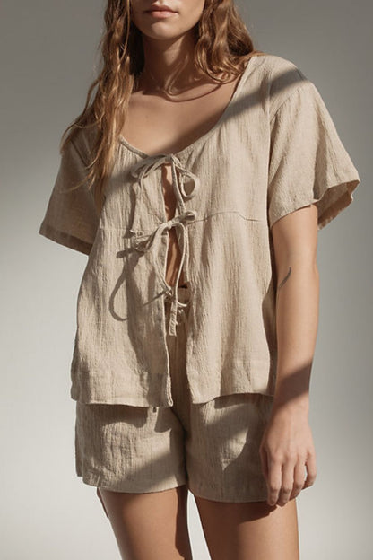 Set aus kariertem, gebundenem Kurzarm-Oberteil mit U-Ausschnitt und Shorts mit Kordelzug