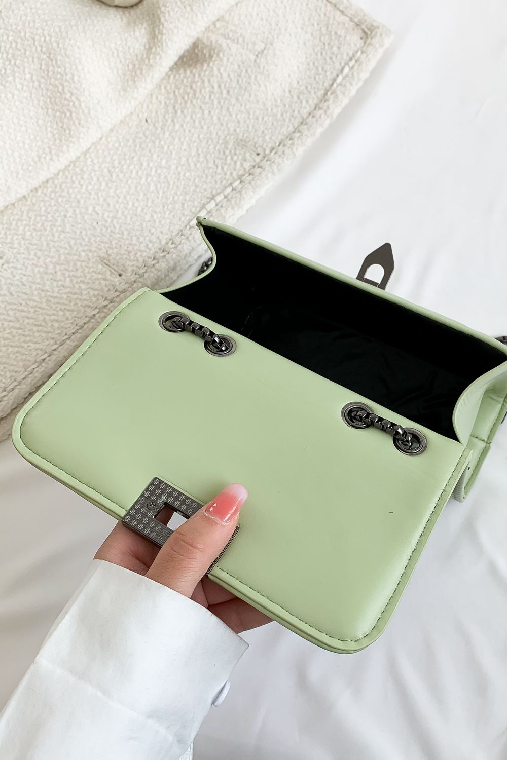 Umhängetasche aus PU-Leder mit Nieten