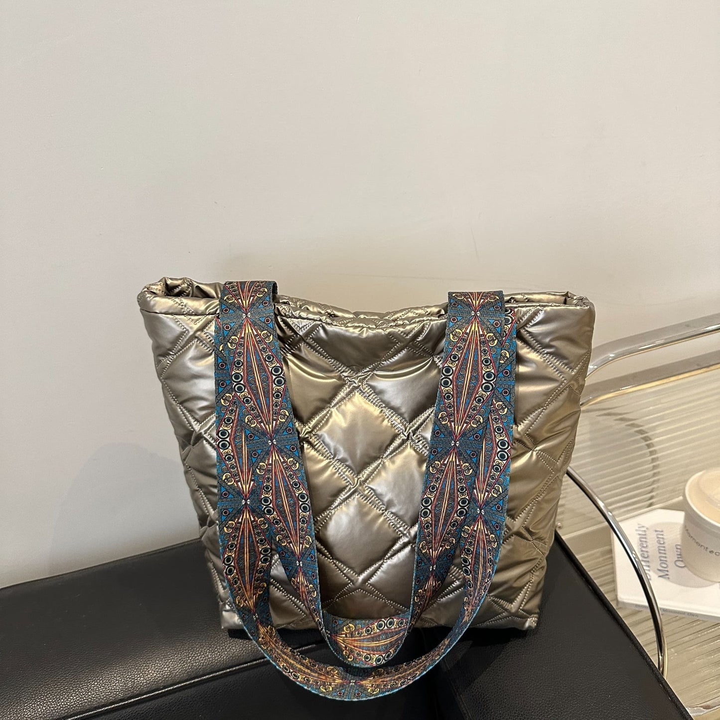 Gesteppte Handtasche aus PU-Leder mit bedrucktem Riemen