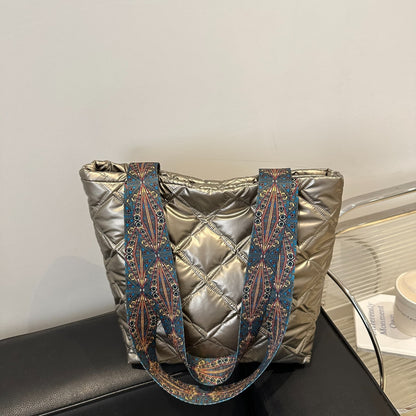 Gesteppte Handtasche aus PU-Leder mit bedrucktem Riemen